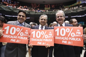 Tucanos durante sessão da Câmara que votou o PNE; governo petista resistiu ao máximo ao incremento dos investimentos na Educação.